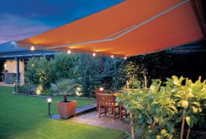 Télikert rolós árnyékoló világítással - Télikert árnyékoló a nyári nagy meleg ellen - télikert tető árnyékolás